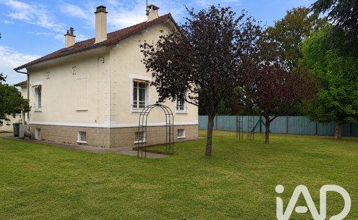 House in Nord Ouest, Le Mesnil-le-Roi, France 1