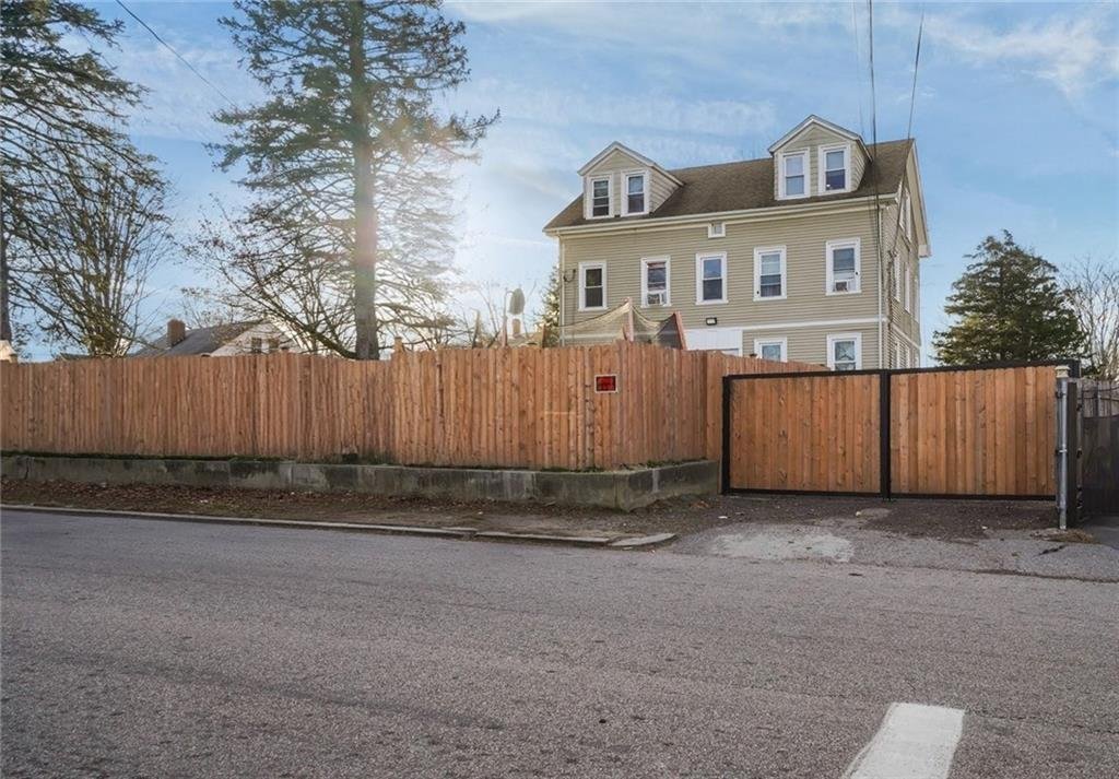 Cranston, Rhode Island, United States 4 - 18907064