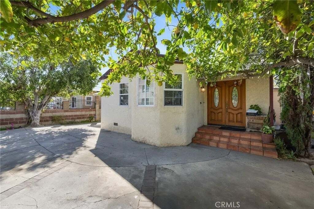 Los Angeles, California, United States 2 - 18913272