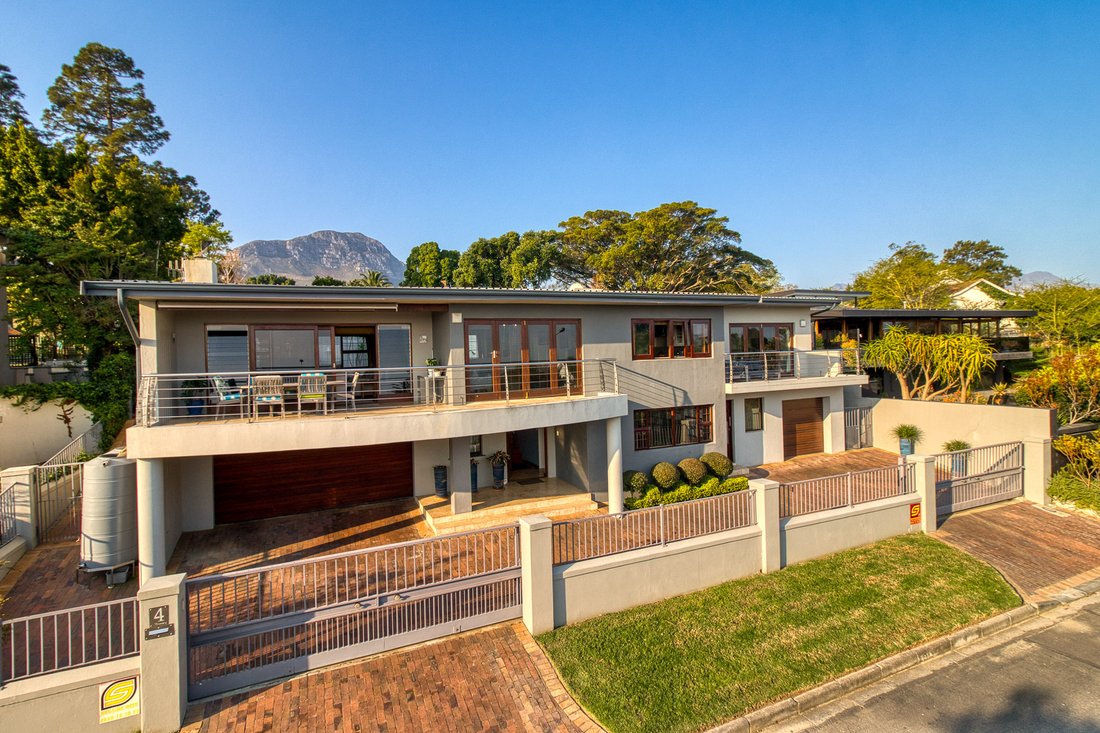 Country House in Somerset West, Helderberg, Cape Town 1 - 18908135