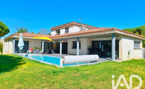 House in Centre Ville, Aigues-Mortes, France 1