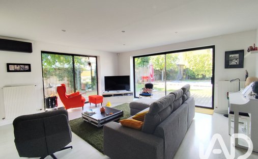 House in Parabelle, Ambares-et-Lagrave, France 1