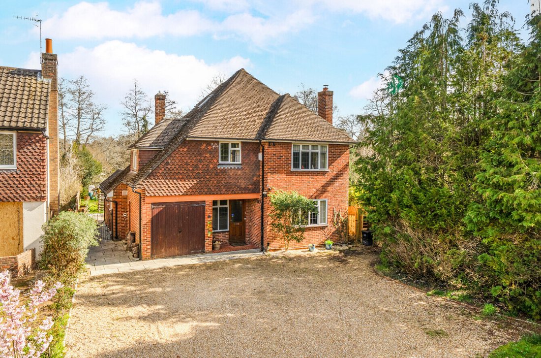 House in Bramley, England 1 - 18909225