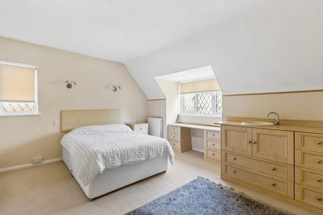 House in Farnham Royal, England 4 - 17669934