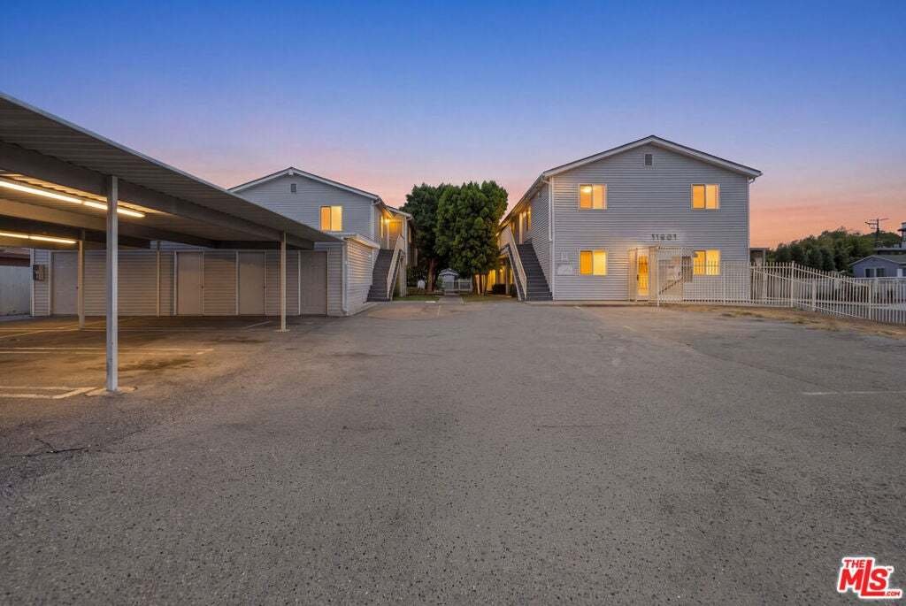 Los Angeles, California, United States 3 - 18908835