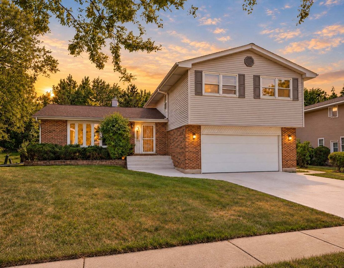 House in Elk Grove Village, Illinois, United States 1 - 18906423