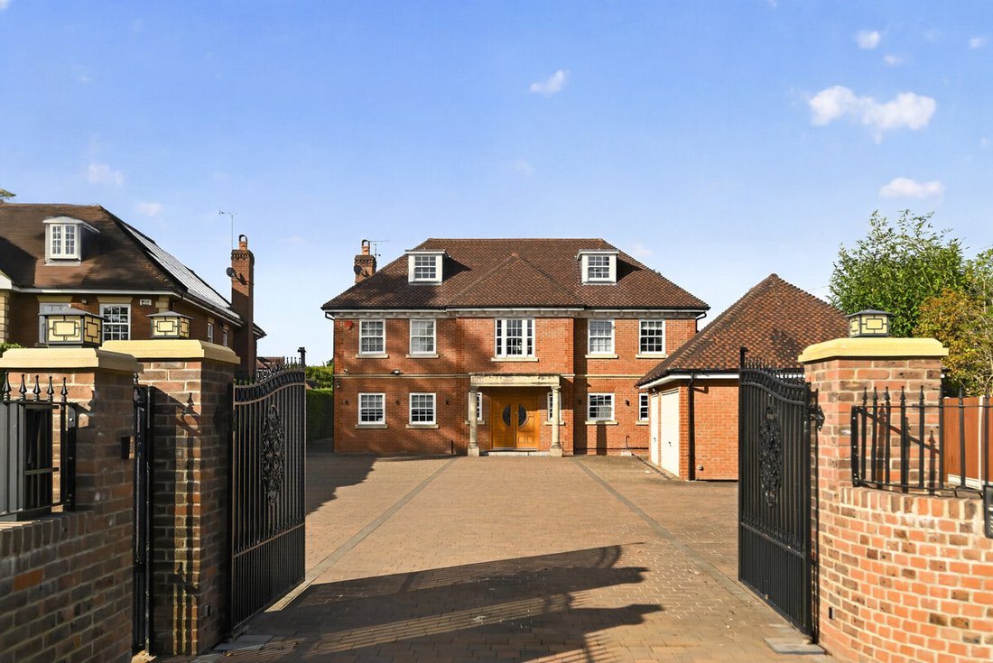 House in Farnham Royal, England 1 - 18913453