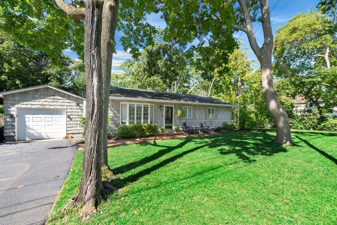 House in Center Moriches, New York, United States 2 - 18900871