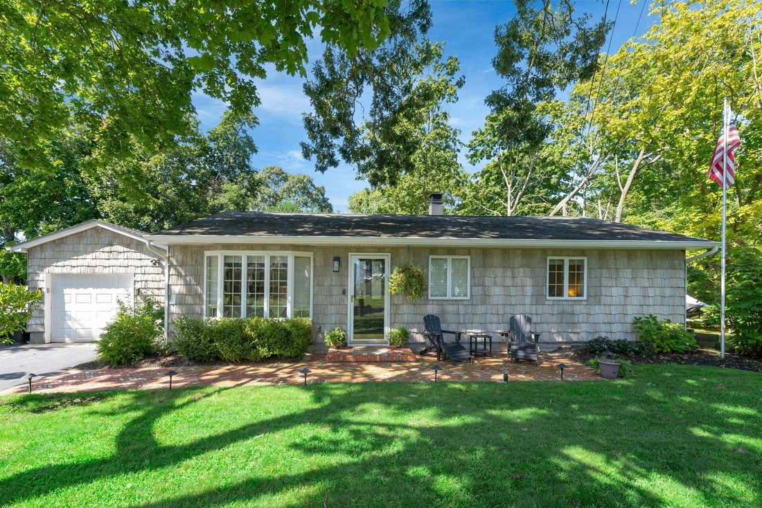 House in Center Moriches, New York, United States 1 - 18900871