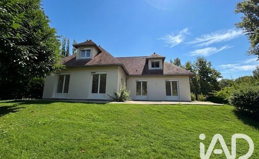 House in Crespieres, Ile-de-France, France 1