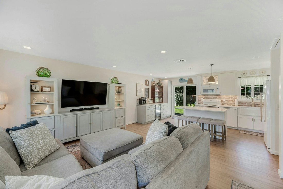 House in Center Moriches, New York, United States 5 - 18900871