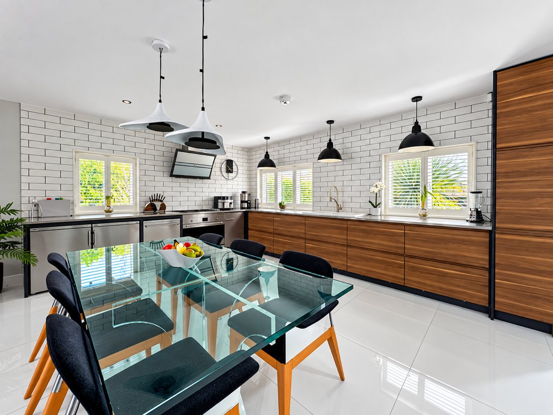 Bungalow in West Molesey, Elmbridge, England 2 - 18909062