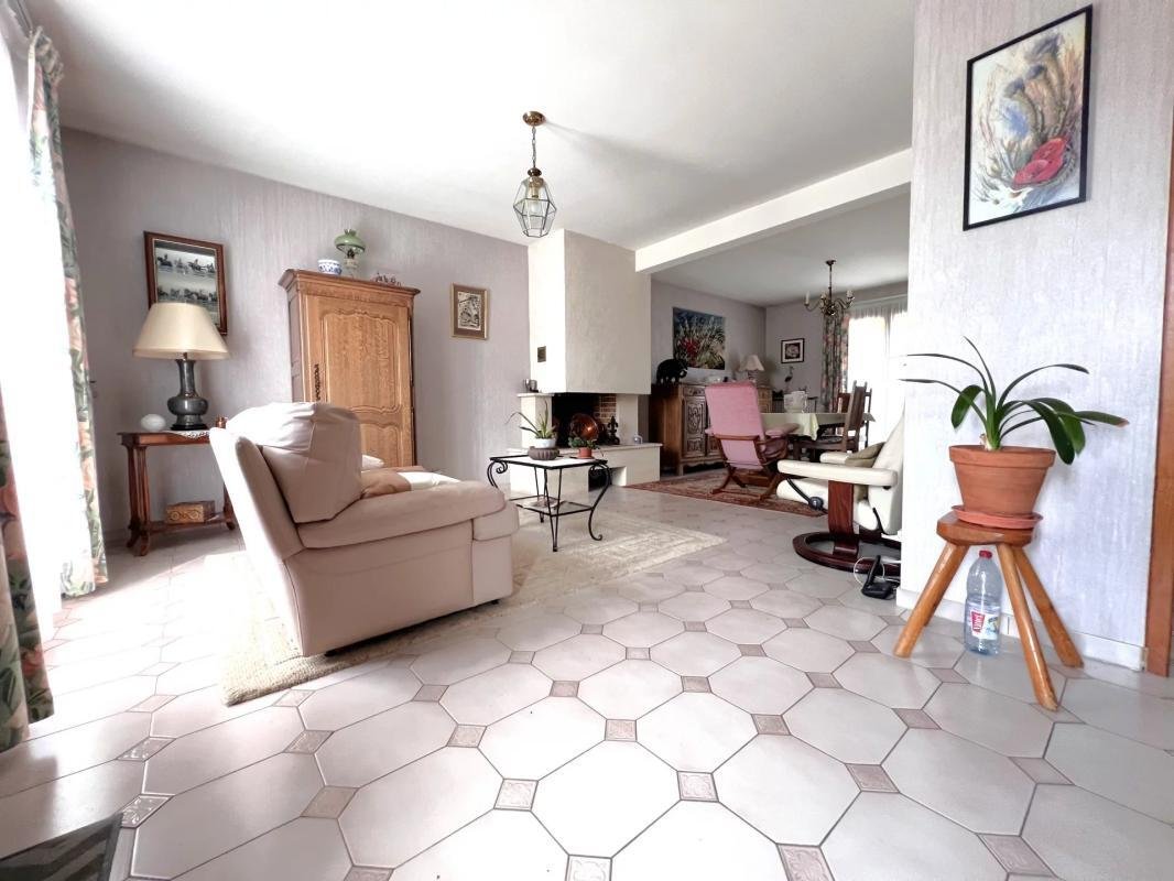 House in Les Clayes-sous-Bois, Ile-de-France, France 3 - 18911070