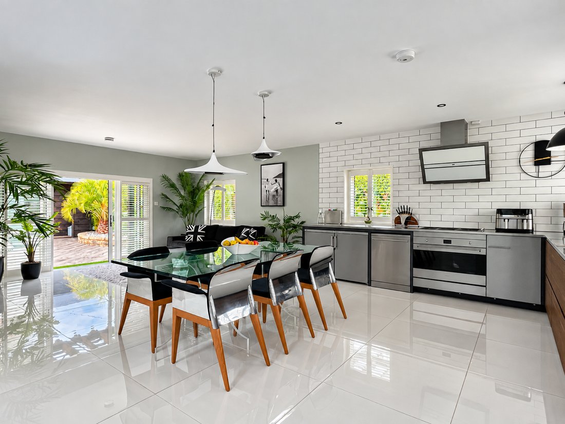 Bungalow in West Molesey, Elmbridge, England 1 - 18909062