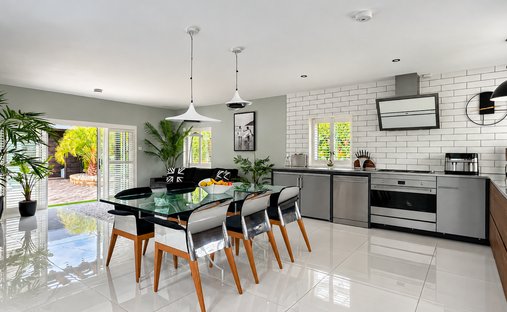 Bungalow in West Molesey, Elmbridge, England 1