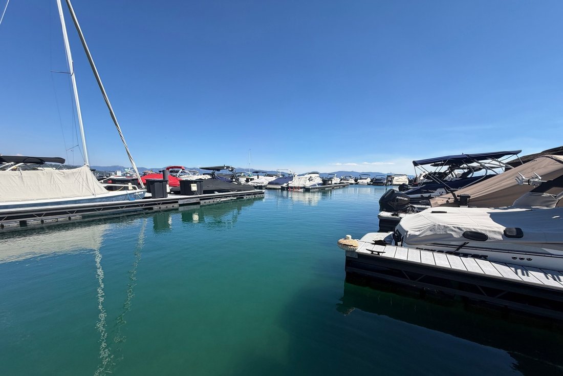 Amarrage des yachts à Tahoe City, Californie, États-Unis 4 - 18912779