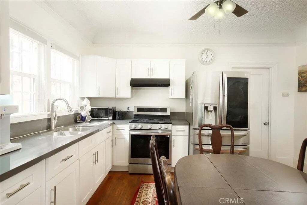 Los Angeles, California, United States 2 - 18913309