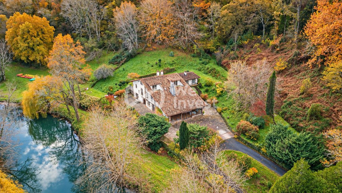 Farm Ranch in Saint-Pée-sur-Nivelle, Nouvelle-Aquitaine, France 1 - 18912653