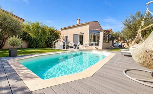 House in Centre, Saint-Mitre-les-Remparts, France 1