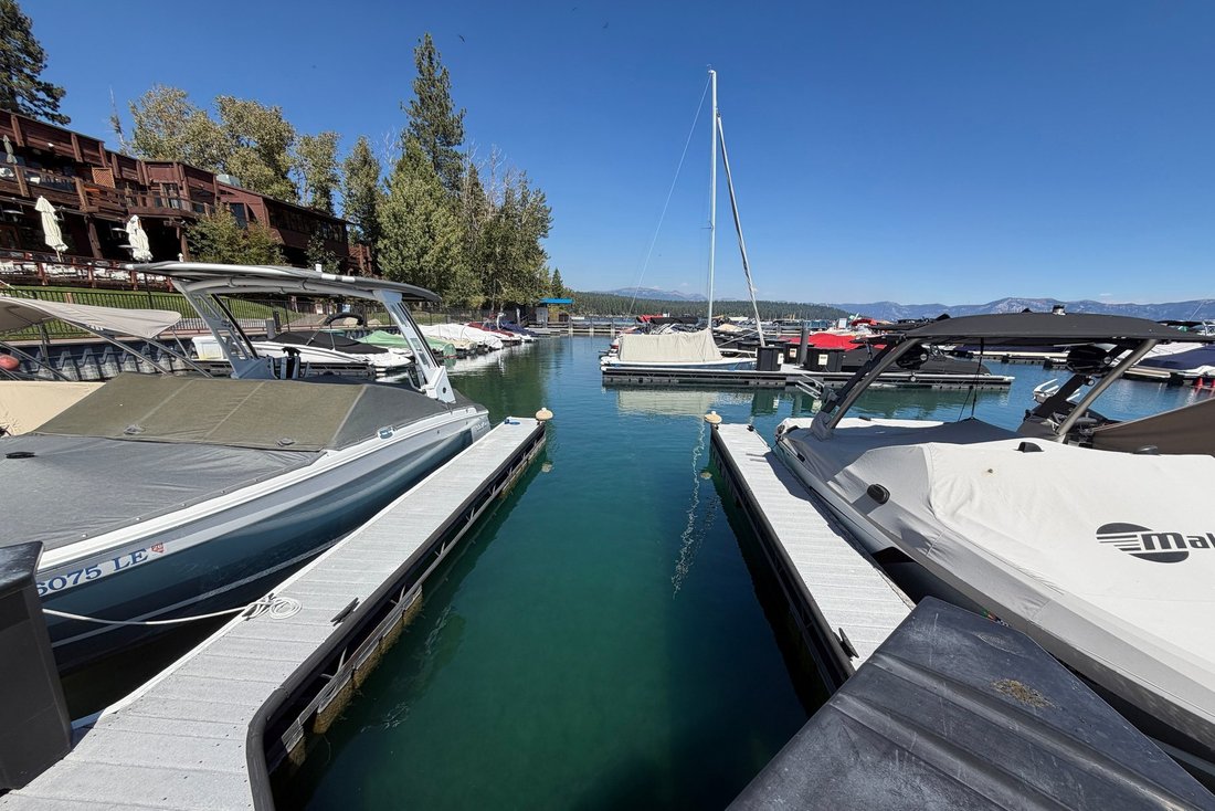 Amarrage des yachts à Tahoe City, Californie, États-Unis 2 - 18912779
