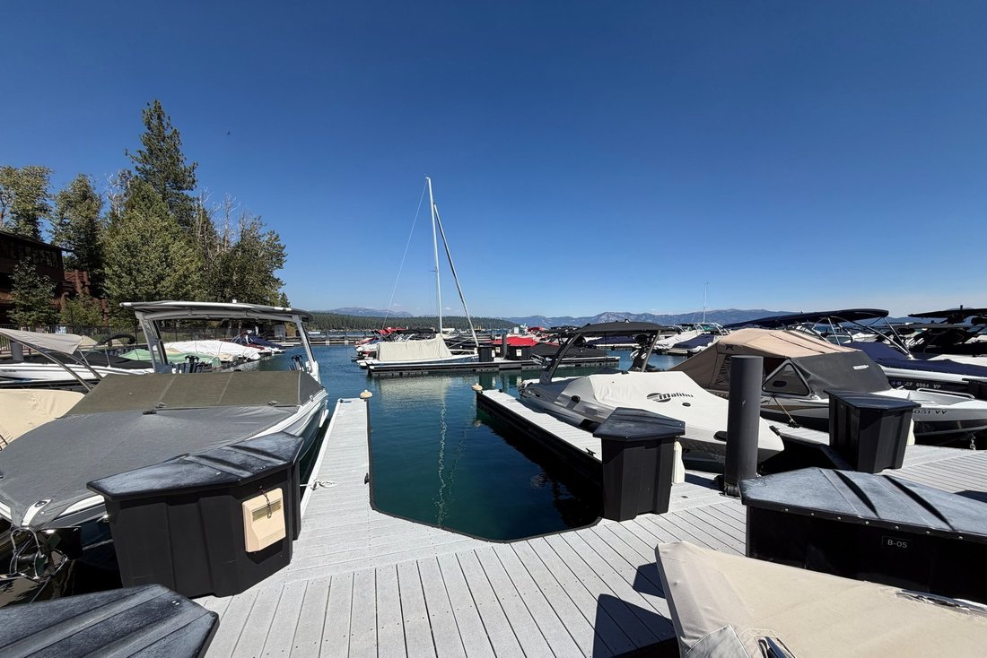 Amarrage des yachts à Tahoe City, Californie, États-Unis 5 - 18912779
