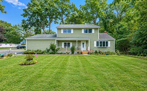 House in Lake Grove, New York, United States 1