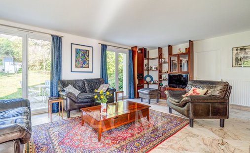 House in Sud, Le Mesnil-le-Roi, France 1
