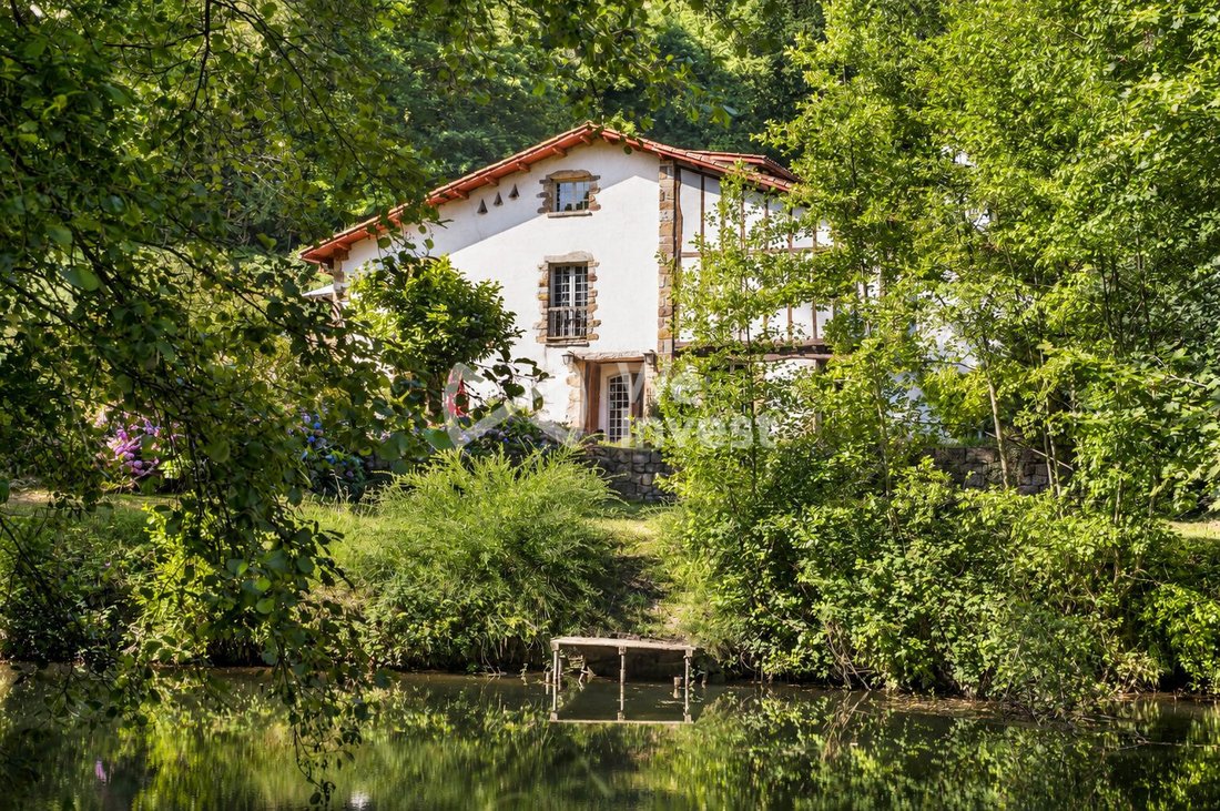 Farm Ranch in Saint-Pée-sur-Nivelle, Nouvelle-Aquitaine, France 2 - 18912653