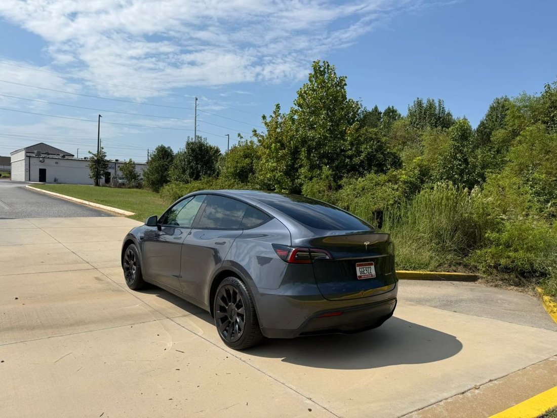 2023 Tesla Model Y Long Range Sport Utility 4D in Lithia Springs, GA, United States 3 - 18904973