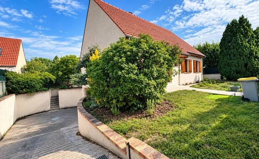 House in Les Clayes-sous-Bois, Ile-de-France, France 1