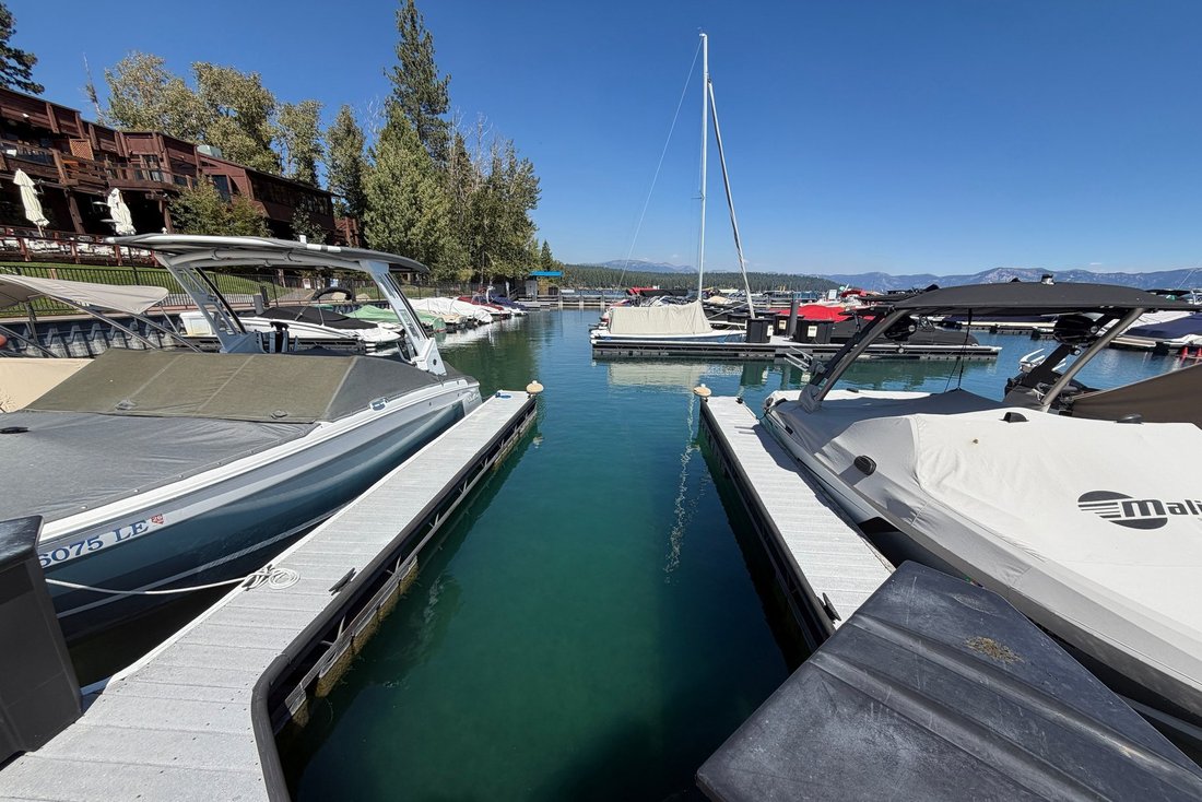 Amarrage des yachts à Tahoe City, Californie, États-Unis 3 - 18912779