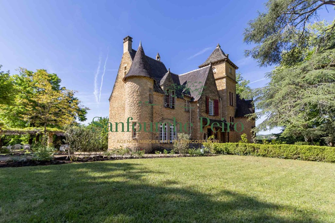 Estate in Sarlat-la-Canéda, Nouvelle-Aquitaine, France 1 - 16948089