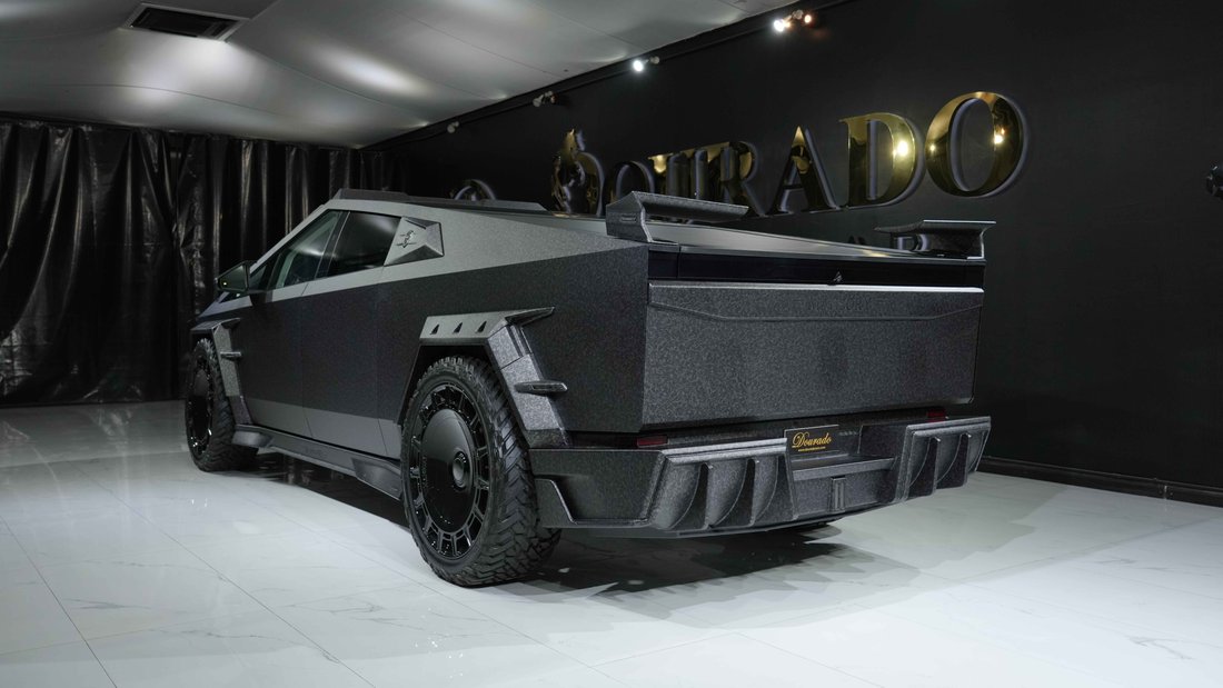 Suv in Dubai, United Arab Emirates 4 - 18915344