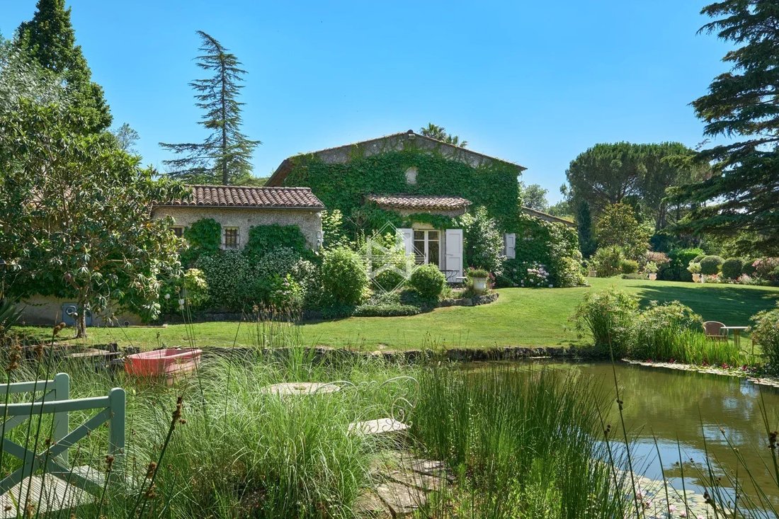 Villa in Châteauneuf-Grasse, Provence-Alpes-Côte d'Azur, France 1 - 14493305