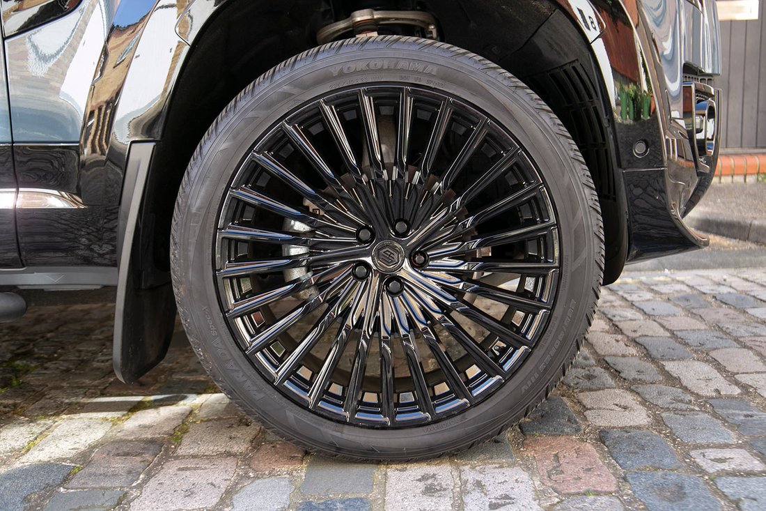 Suv in London, United Kingdom 4 - 18922817