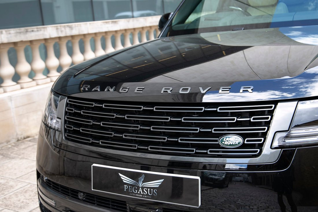 Suv in London, United Kingdom 2 - 18923446
