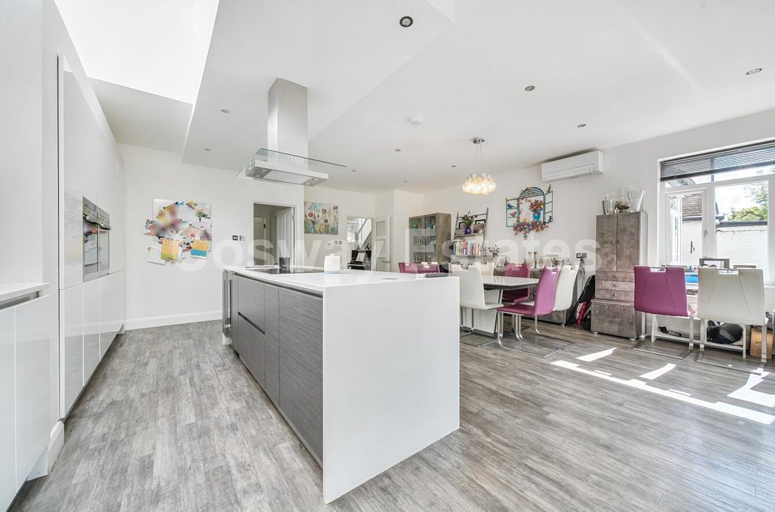 House in Barnet, England 2 - 18923507
