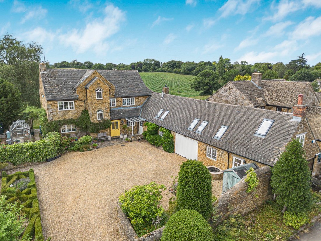 House in Horley, England 1 - 16175937