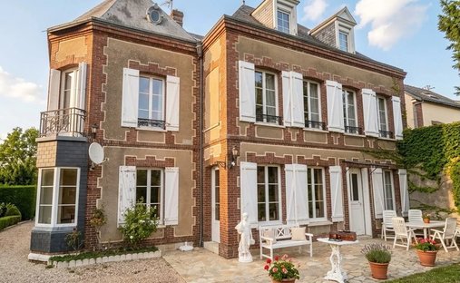 Estate in Damville, Mesnils-sur-Iton, France 1