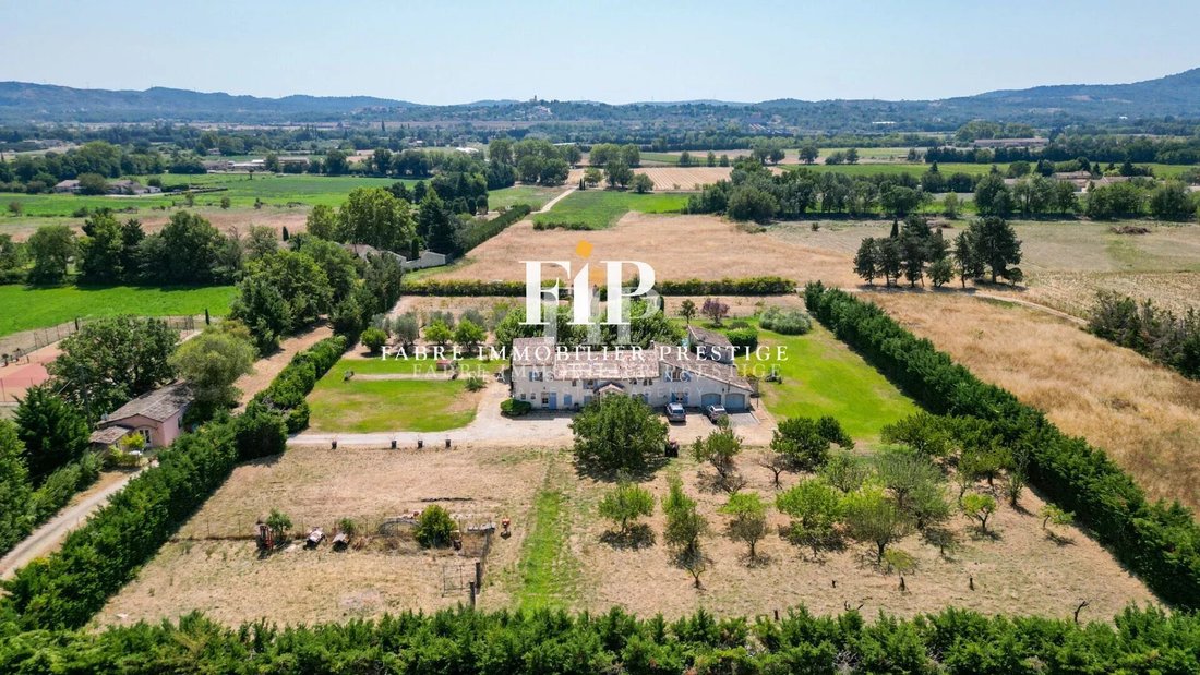 Estate in Mallemort, Provence-Alpes-Côte d'Azur, France 1 - 18923247