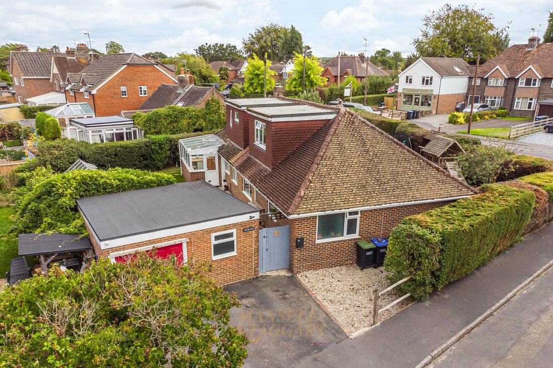 Bungalow in Crawley Down, England 1 - 18924132