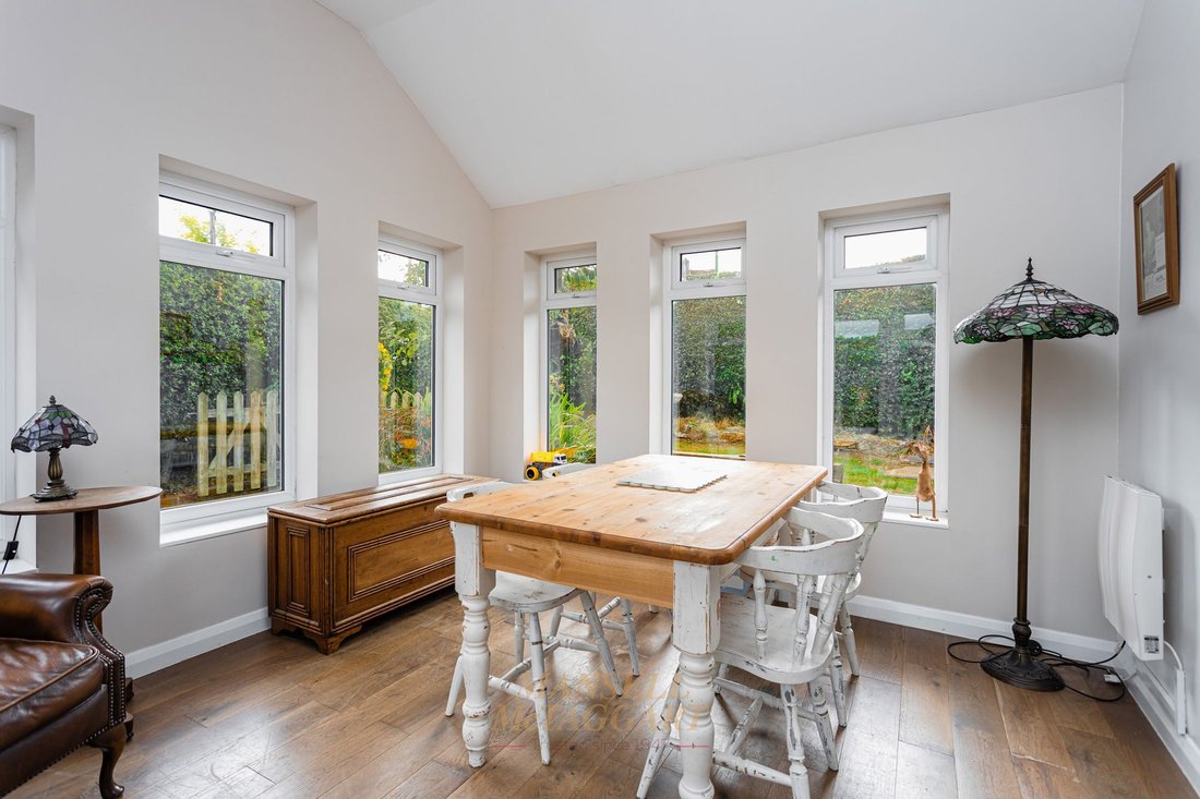 Bungalow in Crawley Down, England 4 - 18924132