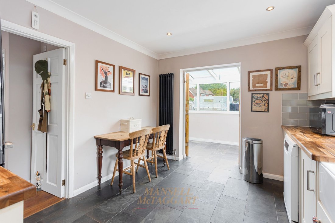 Bungalow in Crawley Down, England 5 - 18924132