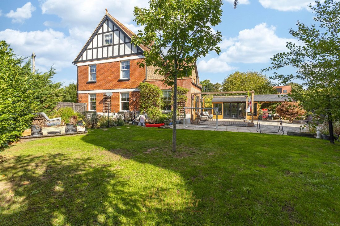 House in Horley, England 2 - 18924150