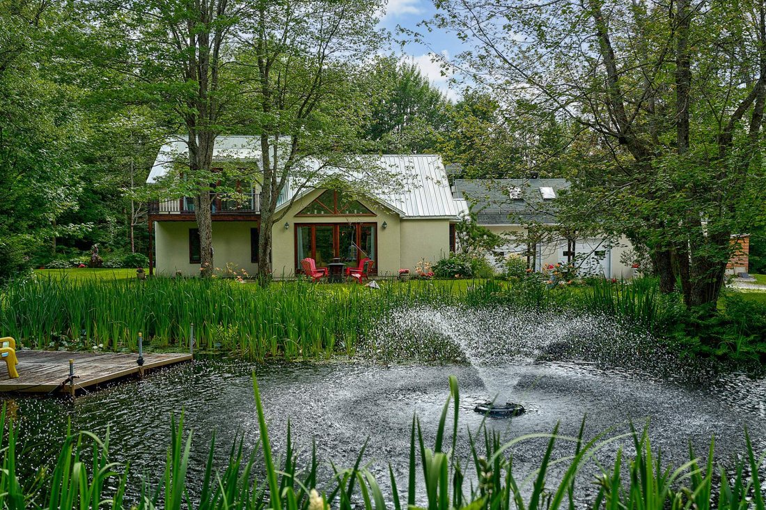 House in Saint-Étienne-de-Bolton, Quebec, Quebec, Canada 1 - 18030976