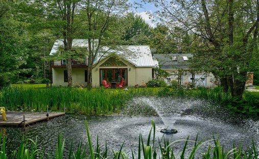 House in Saint-Étienne-de-Bolton, Quebec, Quebec, Canada 1
