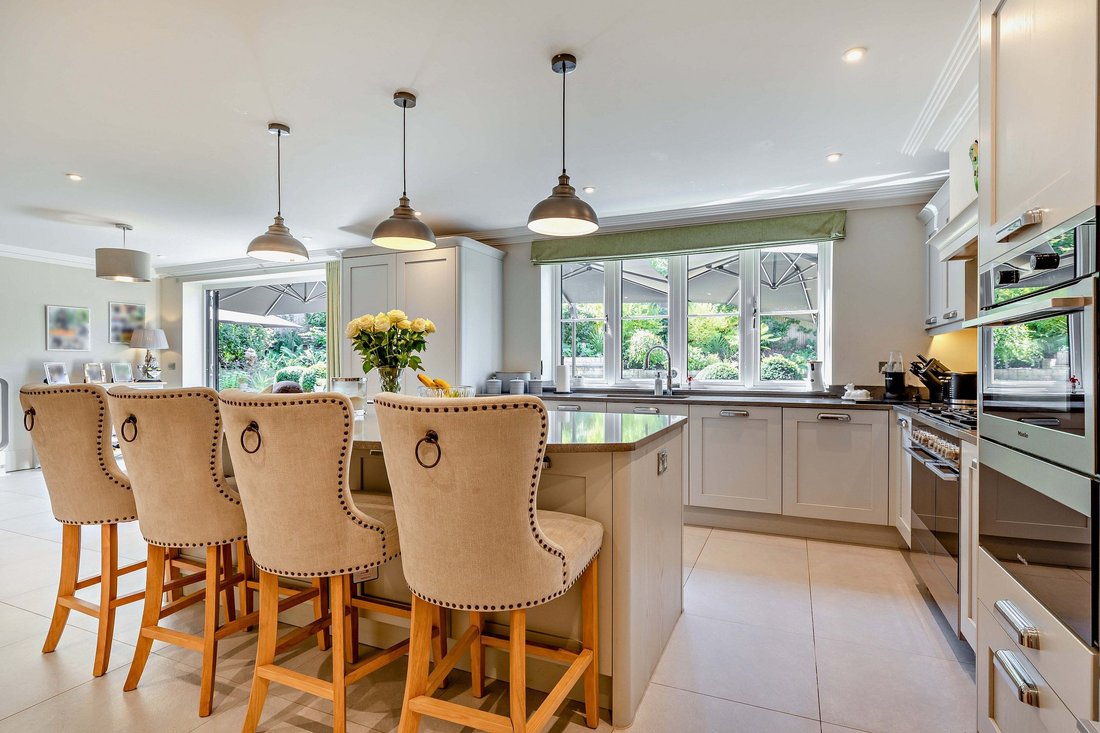 Haus in West End, Surrey Heath, England 4 - 18925450