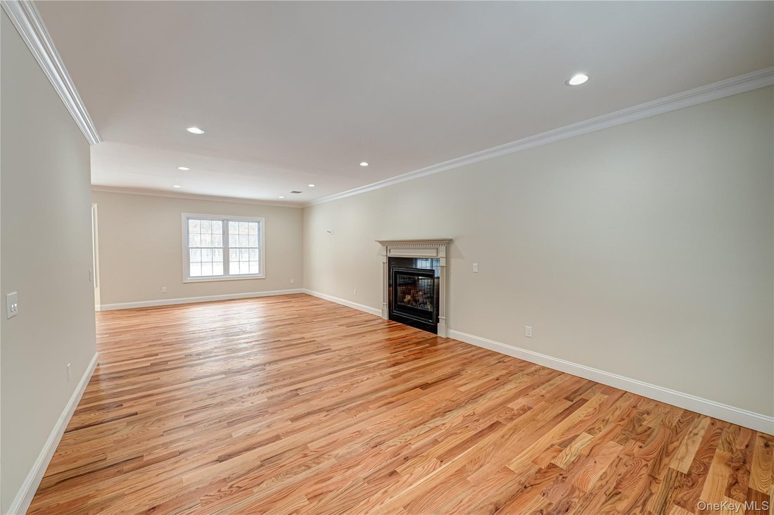 House in Manorville, New York, United States 5 - 18924722