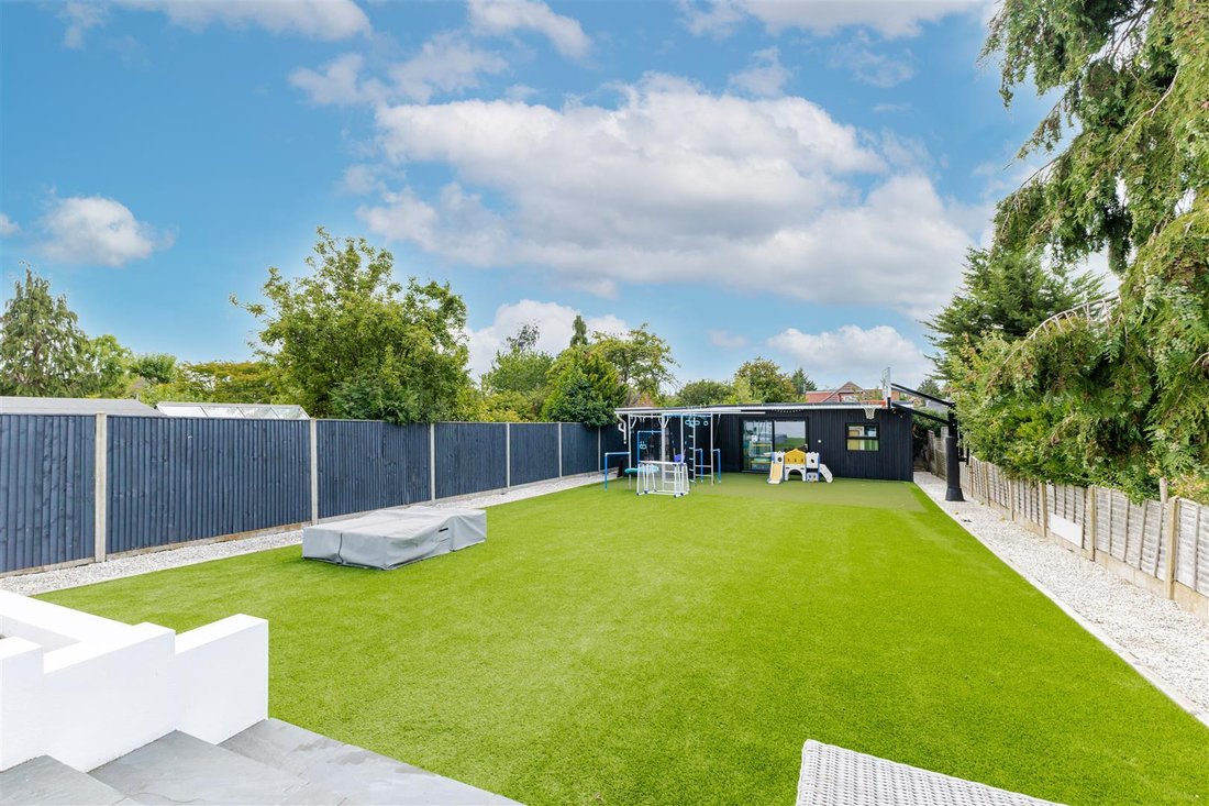 Bungalow in Ruislip Manor, Hillingdon, England 3 - 18925441