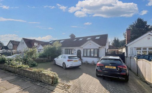 Chalet in Breakspear, Bromley, England 1
